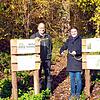 Gemeinsam machen sich der Leiter des Forstreviers Hegau, Werner Hornstein (links) und Hilzingens Bürgermeister Holger Mayer (rechts) an ...