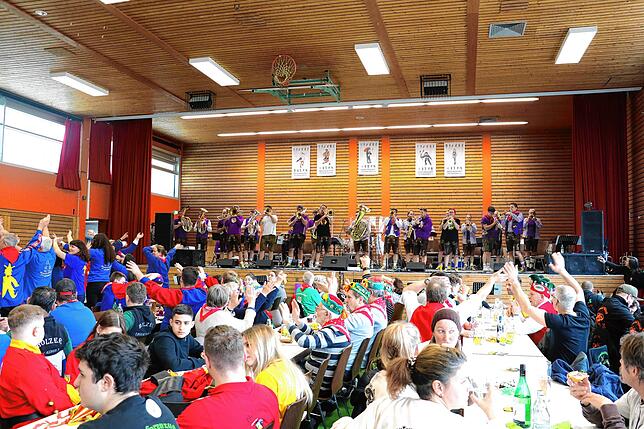 Auch dank der Zugkraft der Froschenkapelle konnte sich die Froschenzunft über eine hervorragende Stimmung in der bis auf den letzten ...