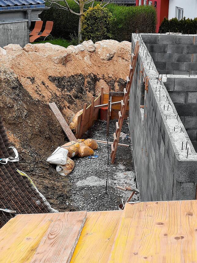 Schon in der Bauphase rutschten Teile der Stützmauer nach unten.