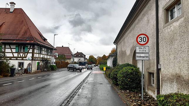 Die Schlossstraße in Stefansfeld: Hier sollte bereits ganztägig Tempo 30 gelten. Laut Landratsamt wird die Maßnahme noch im Laufe dieser ...