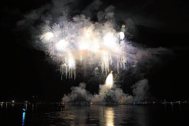 Bild 32: Konstanzer Seenachtfest 2024 - Jetzt knallt's! Das Feuerwerk am Bodensee bringt Zuschauer zum Staunen