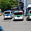 Vor dem Polizeirevier in Waldshut stehen Fahrzeuge von Zoll und Bundespolizei. Eine Razzia richtete sich gegen Nagelstudios in der ...