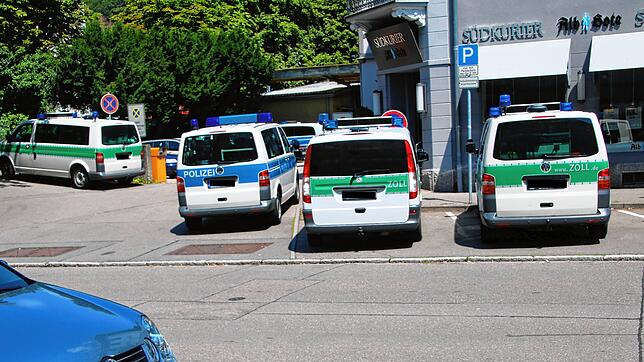 Vor dem Polizeirevier in Waldshut stehen Fahrzeuge von Zoll und Bundespolizei. Eine Razzia richtete sich gegen Nagelstudios in der ...