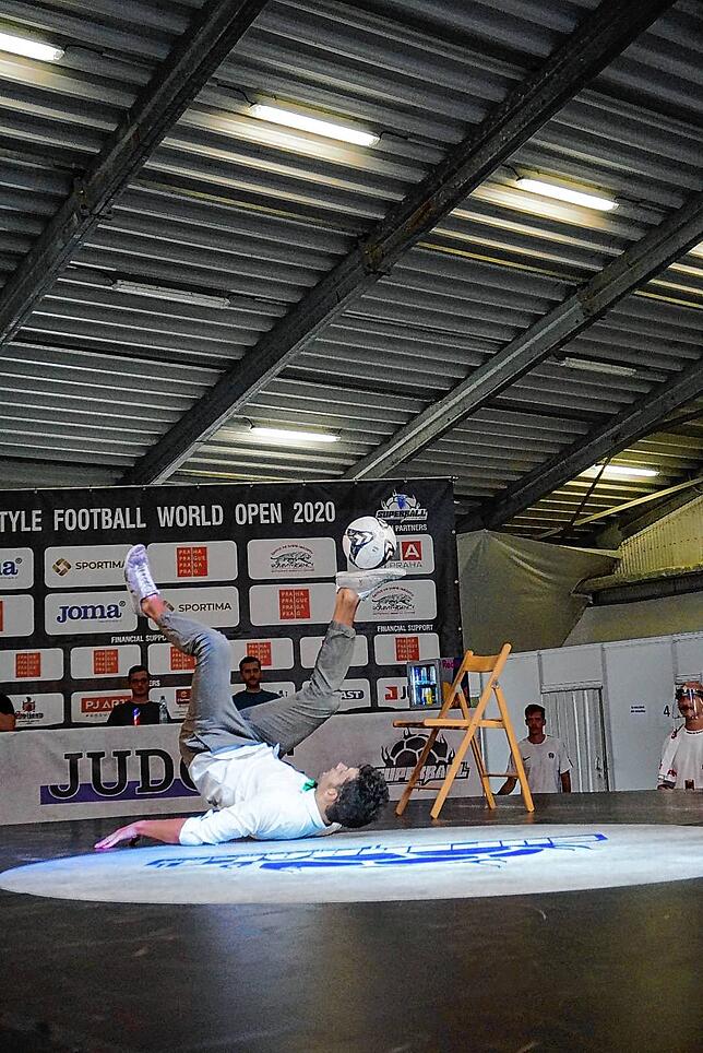 Bei der WM in Prag zeigt Fußball Freestyler Patrick Bäurer aus Blumberg-Hondingen bei seiner Show sein ganzes Können. Bild: Chris Bröker