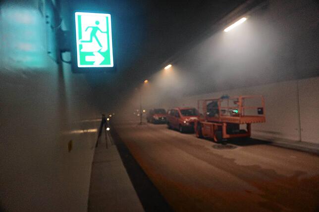 Dichter Rauch hängt im Tunnel. Im Fall eines echtes Brandes ist der aber nicht weiß, sondern meistens schwarz, was die Sicht noch ...