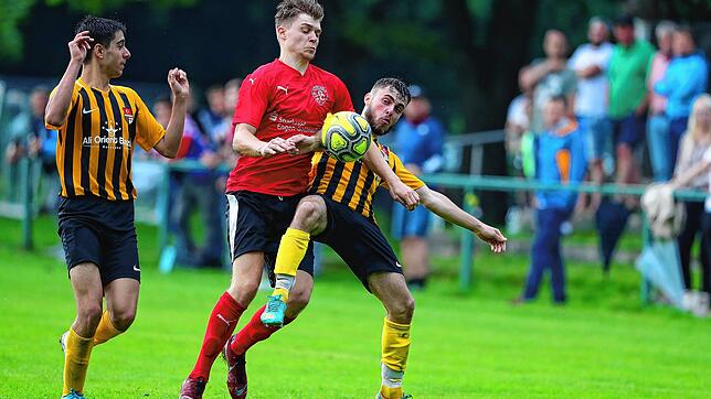 Kastriot Ramaj (TSV Konstanz, rechts) im Zweikampf mit Kevin Tofahrn, links beobachtet Atakan Koyuncuoglu das Geschehen.