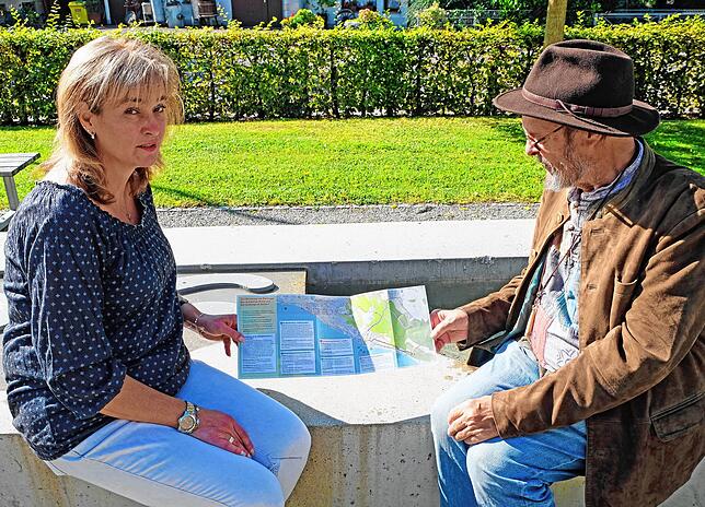 Nußdorfs Ortsvorsteherin Anja Kretz und ihr Vorgänger Dietram Hoffmann, hier im September 2019, mit dem Faltblatt „Spazieren und ...