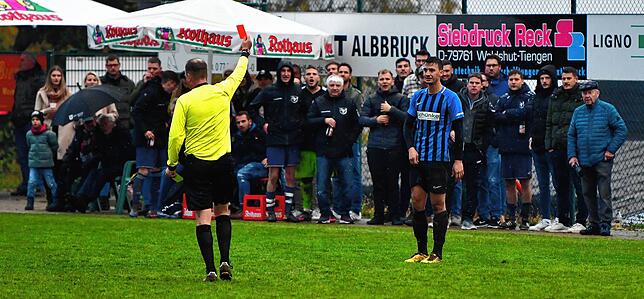 Platzverweis: Semih Kilic von der SG FC Wehr/Brennet, der vor der Pause nach einem Foul an Manuel Berger mit viel Glück ...