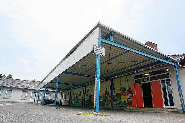 Die Albert-Merglen-Schule steht heute in der Heinrich-Heine-Straße, gleichzeitig am Rand des Industriegebiets, wo ZF und RRPS ihre Werke ...