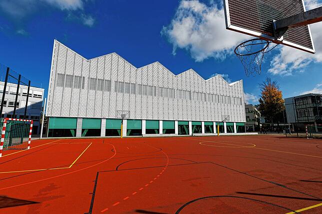 Die Campushalle in Überlingen ging 2022 in Betrieb. Sie gehört zum Schulcampus, der bis 2030 neugestaltet werden soll.