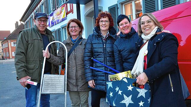 Wenn‘s an den Aufbau der Frauenfasnet in der Mittleren Kaplanei geht, sind auch Männer hoch willkommen. Rolf Schnekenbühl neben Marlene ...