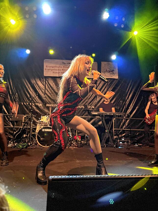 Der Auftritt der Taylor-Swift-Tribute-Band war der musikalische Höhepunkt.