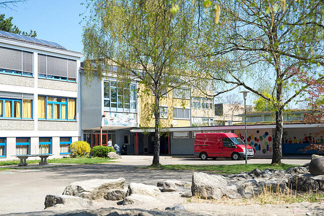 Der Bestand: Grundschulgebäude, dahinter das ehemalige Hauptschulgebäude und ganz hinten rechts die Linzgauhalle brauchen viel Fläche ...
