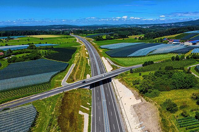 Bild 10: Bevor der Verkehr rollt, zeigen wir Ihnen aktuelle Luftbilder und Videos von der B 31-neu zwischen Immenstaad und Friedrichshafen