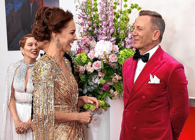 Da wird selbst 007 schüchtern: Herzogin Kate unterhält sich vor der Weltpremiere des James-Bond-Films „No Time To Die“ im ...