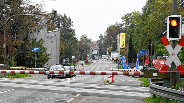 Der Bahnübergang in der Schaffhauser Straße in Singen: Wie hier stand in Lörrach die Ampel auf Rot und die Schranke war unten. Trotzdem ...