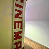 Im neuen Guckloch Kino an den Donauhallen wird in Zukunft auch Kleinkunst angeboten werden.
