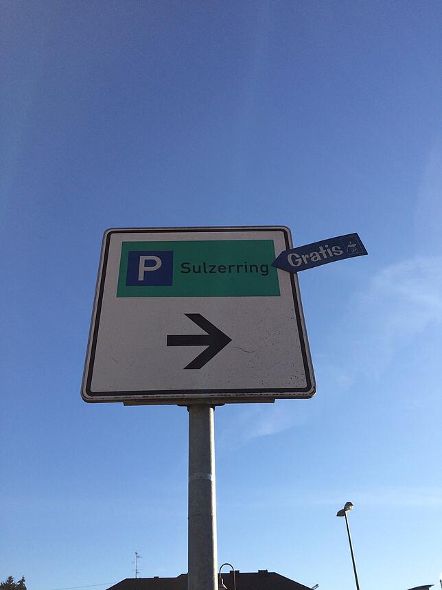 Ein Schild weist auf den Gratis-Parkplatz am Tiengener Sulzerring hin. Ab 11. März stehen die Stellflächen nicht mehr zur Verfügung. Auf ...
