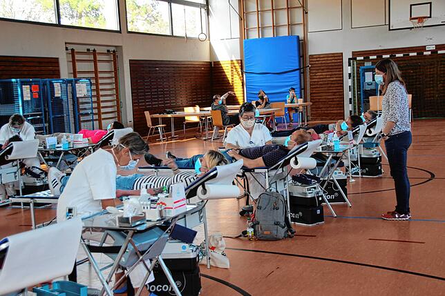 In der Schloßberghalle in Friedingen spenden am Gründonnerstag insgesamt 169 Personen Blut.