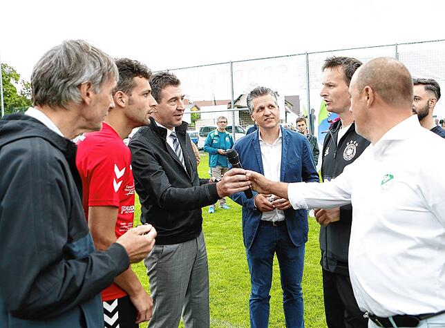 Übergabe des Mikrofons an Erik Pauly (Dritter von links) vom Jugendleiter der DJK, Michael Jäckle. Pauly verkündet gleich den ...