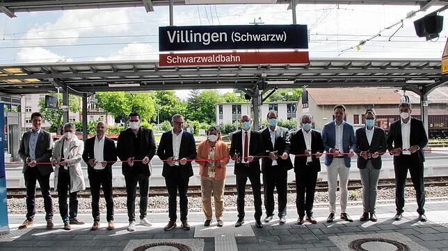 Der barrierefreie Bahnhof ist nun offiziell eröffnet (von lins): Kevin Brümmel, Projektleiter DB Station&Service, Landtagsabgeordneter ...