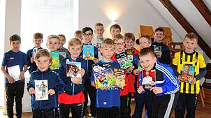 Lesen gehört mit zum Konzept des Projekts kicken&lesen, das den fußballspielenden Jungs im Leibertinger Ortsteil Thalheim zurzeit ...