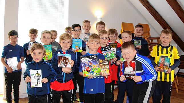 Lesen gehört mit zum Konzept des Projekts kicken&lesen, das den fußballspielenden Jungs im Leibertinger Ortsteil Thalheim zurzeit ...