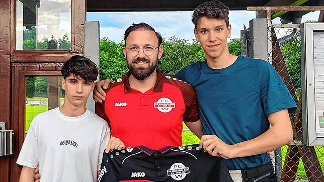 Chance für die Jugend: Trainer Ismail Palit freut sich beim FC Wallbach auf Stürmer Julien Stimm (links) und Torwart Marlon Stehle (rechts).