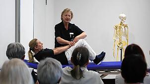 Einfache Übungen zur Stärkung des Rückens – live demonstriert vom Therapie-Team des SRH Klinikums Sigmaringen.