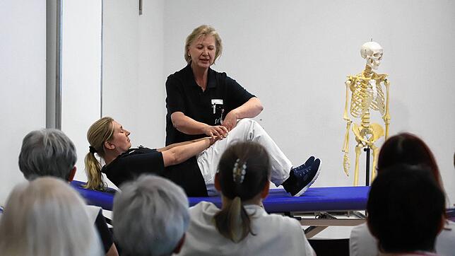 Einfache Übungen zur Stärkung des Rückens – live demonstriert vom Therapie-Team des SRH Klinikums Sigmaringen.
