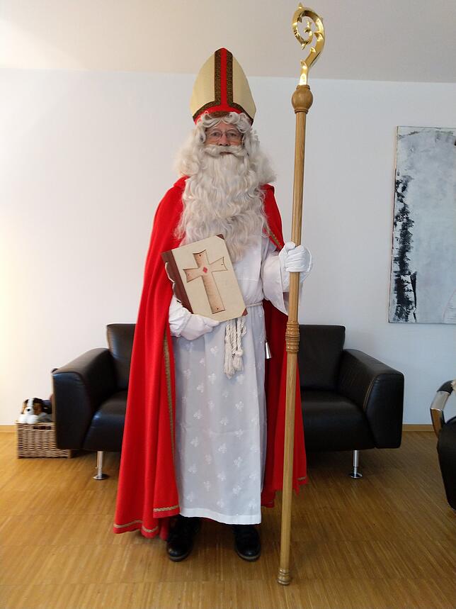 Bild 9: Wir zeigen in vielen Bildern, wie sich der Häfler Berthold Erich Schwarz Schritt für Schritt in den Nikolaus verwandelt
