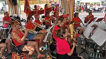 Zum 27. Mal veranstaltet der Musikverein Mühlhausen das Seehasfest. Das Frauenorchester &bdquo;Weibsbilder&ldquo; ist eine der Kapellen, ...