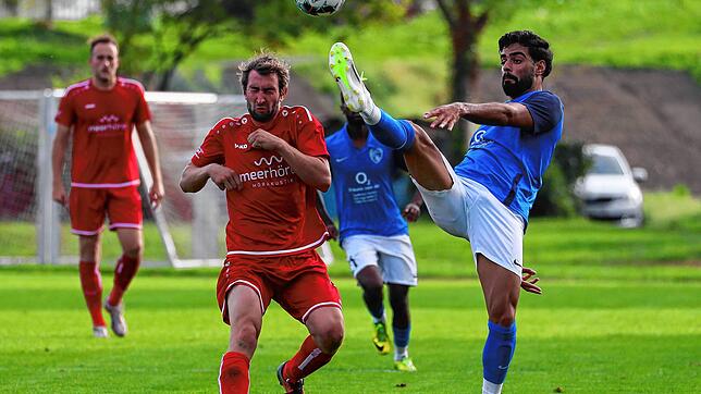 Cihan Aydin (rechts, auf dem Archivbild gegen die SG Reichenau) sorgte mit seinem Kopfballtor für den 1:0-Erfolg des BC Konstanz-Egg ...