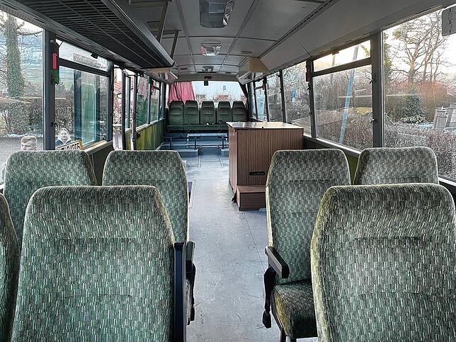 Der Bus von innen. Er soll zum Jugendraum ausgebaut werden.