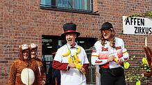 Bild : Rathaus-Dompteur im Affenstall: Die besten Bilder vom skurrilen Salemer Affentheater!
