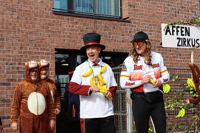 Bild 1: Rathaus-Dompteur im Affenstall: Die besten Bilder vom skurrilen Salemer Affentheater!