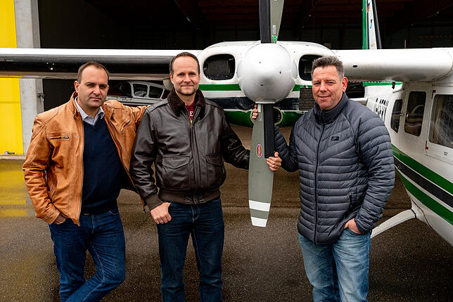Und jetzt ist der Hagelflieger für die Sasison 2019 startklar. Von links: Die Piloten Sebastian Keller, Markus Duwe, Holger Miconi. Alle ...