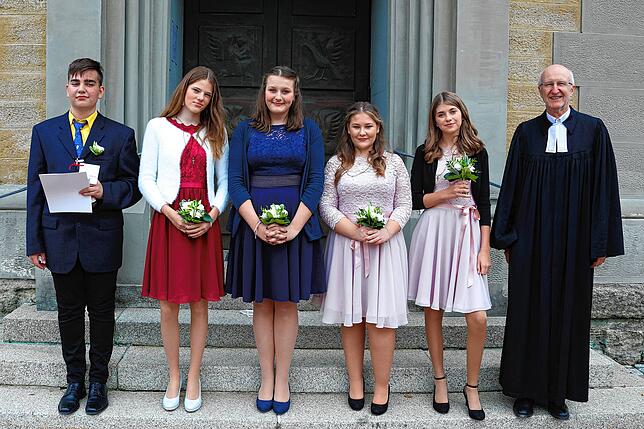 Die evangelische Kirchengemeinde Stockach hat in der Melanchthonkirche die Konfirmation von Jana Brose, Maximilian Frei, Amélie Sauter, ...