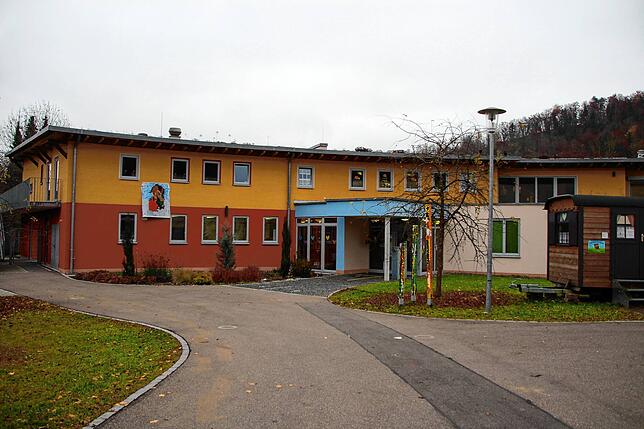 Das Bild der Mantelteilung des heiligen Martin hängt noch beim Kinderland Hohenlupfen. Vermehrt werden Angebote im Familienzentrum ...