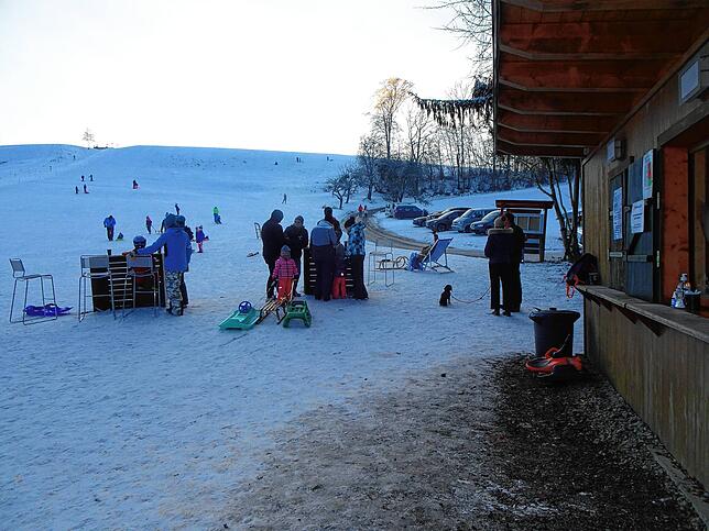 Viele Wintersportfreunde genießen die Pistengaudi – und für den Einkehrschwung ist der Kiosk geöffnet.