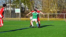 Die DJK Villingen (Sandro Jock, vorne) unterlag dem SV Hinterzarten (Kevin Steiert) mit 3:4, weil sie einen Strafstoß kurz vor Schluss ...