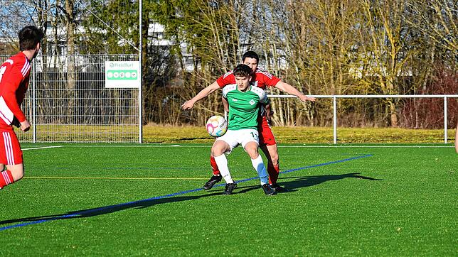 Die DJK Villingen (Sandro Jock, vorne) unterlag dem SV Hinterzarten (Kevin Steiert) mit 3:4, weil sie einen Strafstoß kurz vor Schluss ...