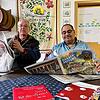 Im Bräustüble der Fahrkantine blättern Zunftmeister John Weber (rechts) und Markus Romer die Narrenzeitung durch. Im Titelbild wird auch ...