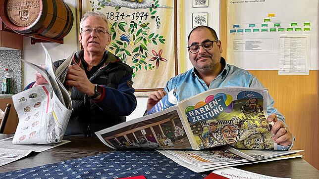 Im Bräustüble der Fahrkantine blättern Zunftmeister John Weber (rechts) und Markus Romer die Narrenzeitung durch. Im Titelbild wird auch ...