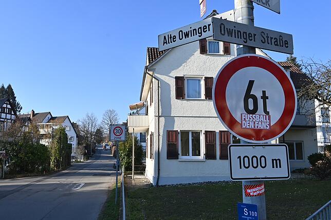 Sowohl die Owinger Straße als auch die Alte Owinger Straße sind teils stark beschädigt. In einem Abschnitt soll nun der Fahrbahnbelag ...