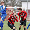 Der FC Radolfzell (Kevin Weibert, links) hat sich mit 3:0 beim FC Königsfeld (Maurice Fosse und Lorenz Spiegelhalter) durchgesetzt.
