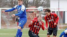 Der FC Radolfzell (Kevin Weibert, links) hat sich mit 3:0 beim FC Königsfeld (Maurice Fosse und Lorenz Spiegelhalter) durchgesetzt.