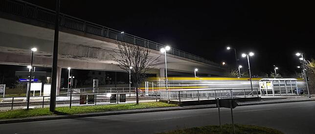 Unten fahren die Züge durch, oben passieren Autos, Lastwagen und Fußgänger: Die Manzeller Brücke ist marode, ein Ersatzbau ist geplant.