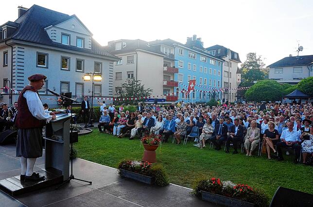 Große Zuschauerkulisse: Die Redner -hier Zunftmeister Tobias Fritz- sprechen beim Heimatabend im Schlossgarten vor voll besetzten ...