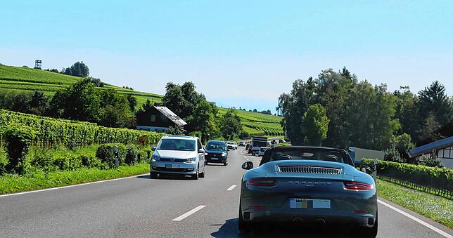 Vor Hagnau staut sich regelmäßig &ndash; insbesondere im Sommer &ndash; der Verkehr.